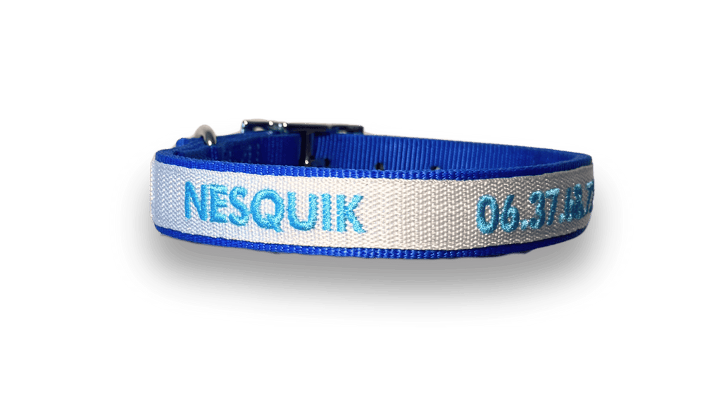 Exemple de collier nylon brodé  bleu roi Valhoma pour chien personnalisé avec une broderie du prénom