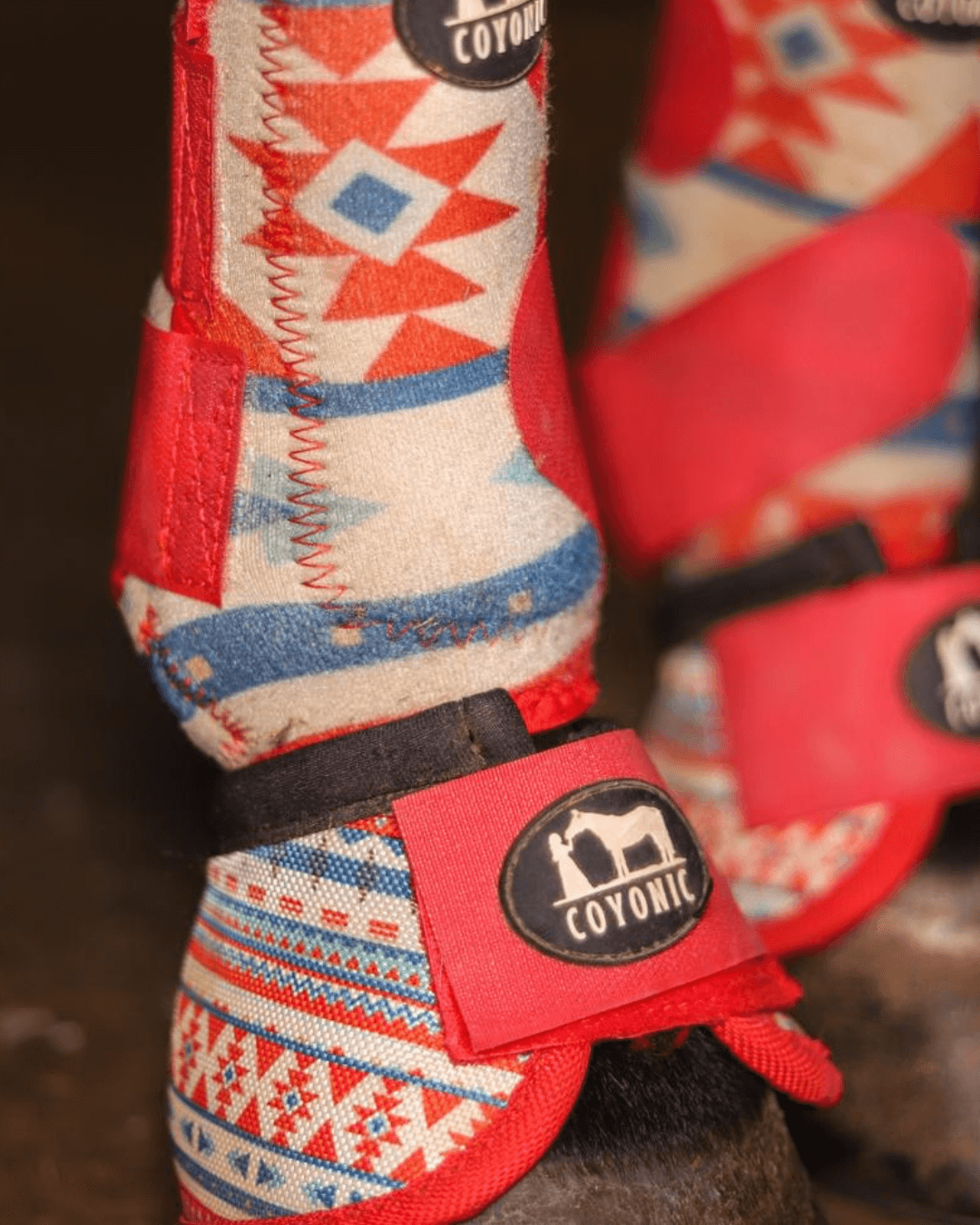 Guêtre rouge motif aztec Cloches cheval rouge motif aztec – protection sabot | Coyonic