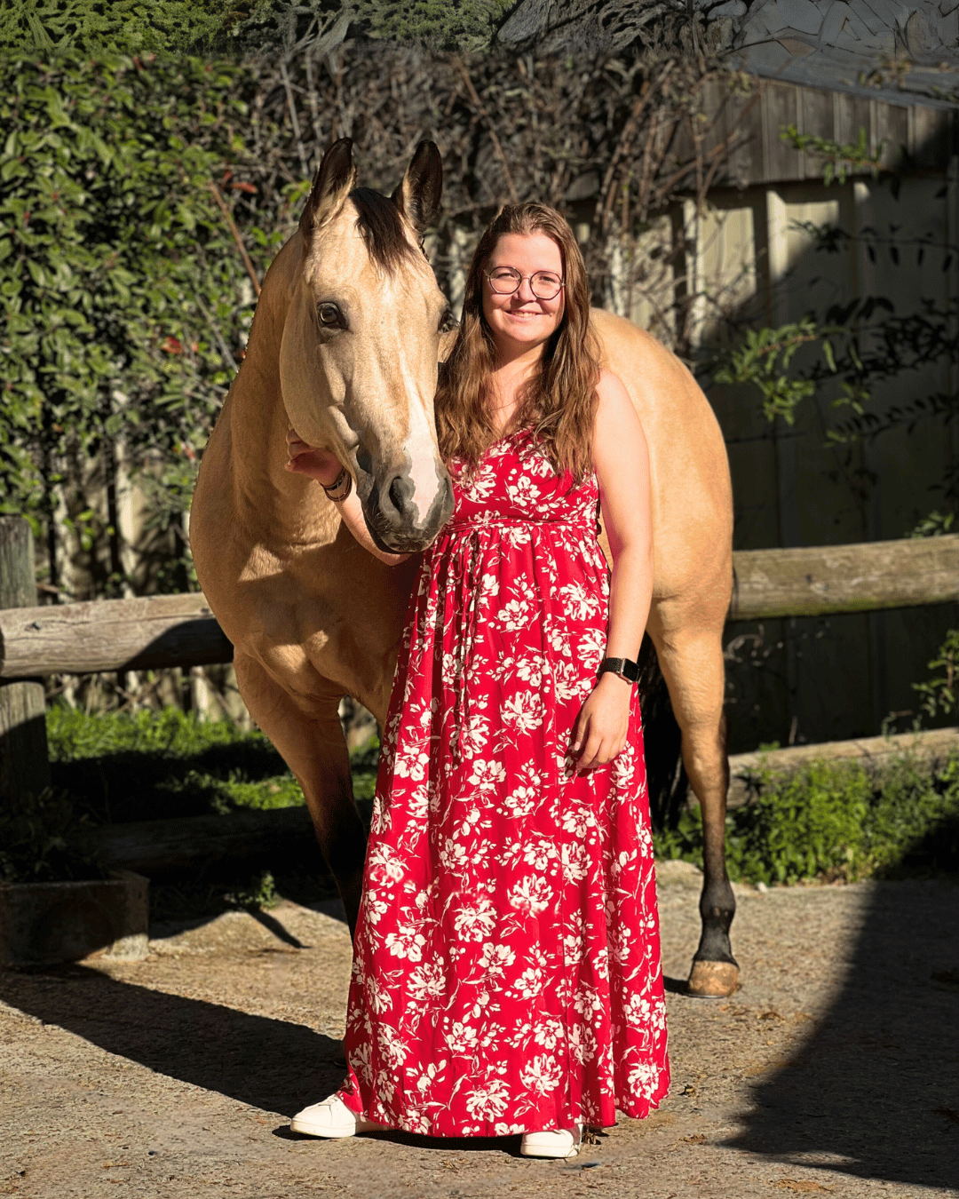 Photo de la propriétaire de la boutique Coyonic accompagné de son cheval GB Iron Nic