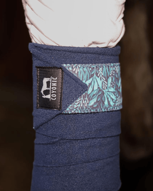 Détail des motifs bleus sur les bandes de polo bleu marine Forest Coyonic