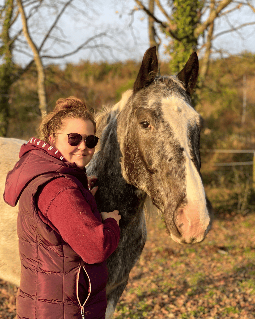 Photo de la propriétaire de la boutique coyonic avec son cheval Coyote