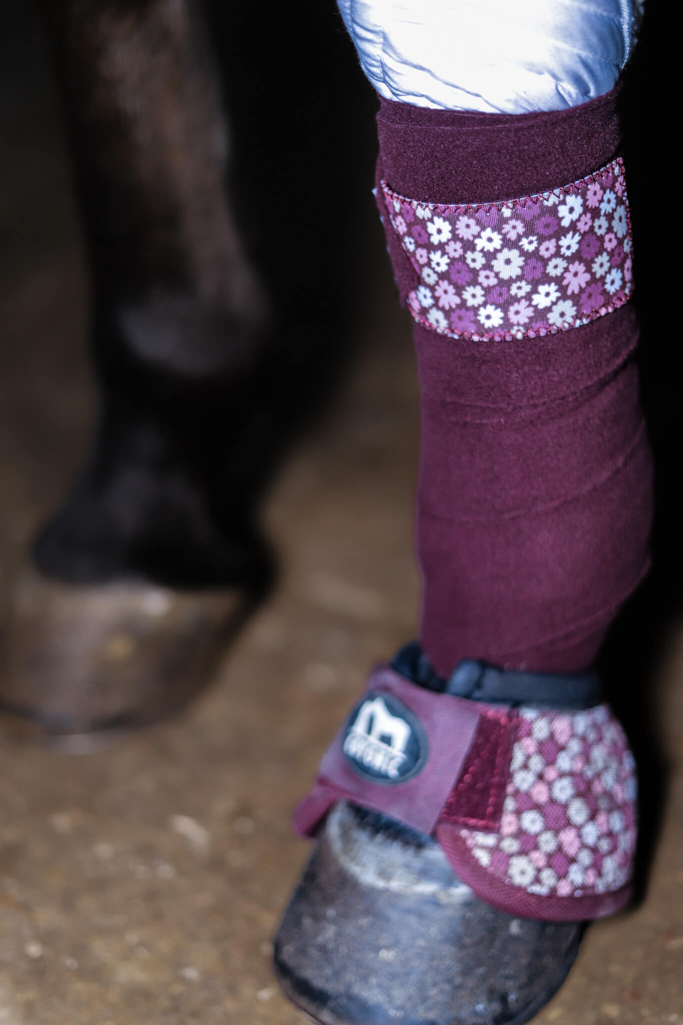 bande de polo bordeaux motif liberty Cloches cheval bordeaux motif fleuris – protection sabot | Coyonic